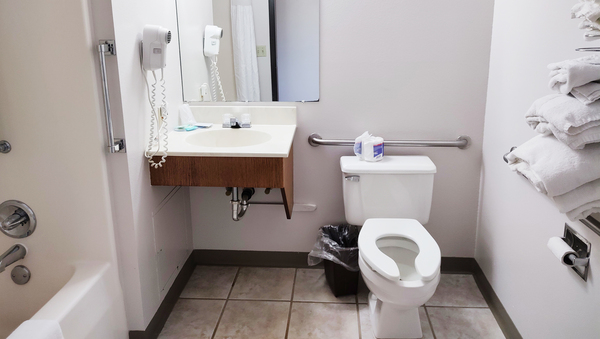 Single Queen Accessible Photo 3